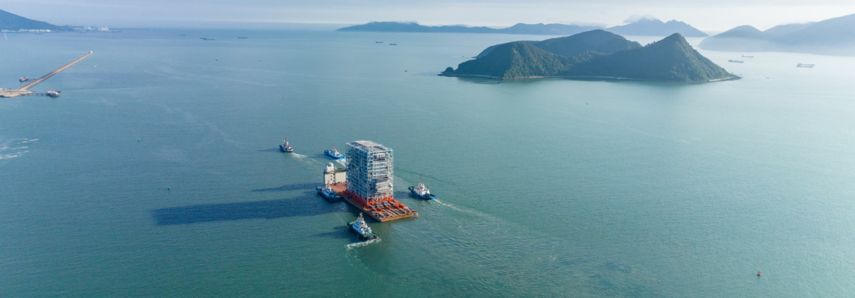 A barge transporting a WTE module towards it's constructiion site by sea