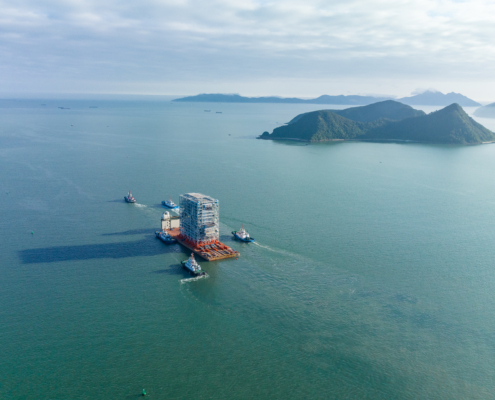 A barge transporting a WTE module towards it's constructiion site by sea